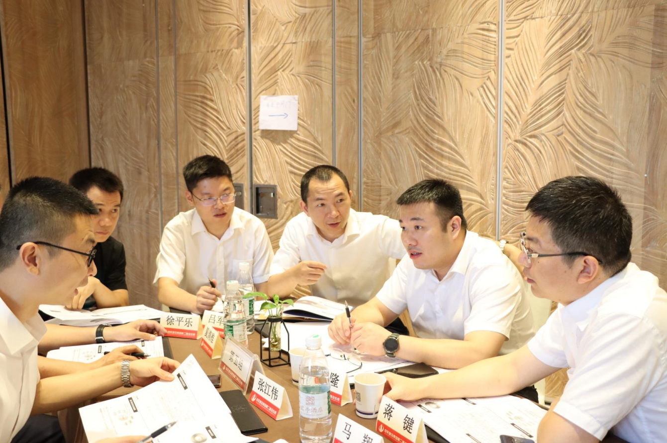 2021年6月25日-26日，尊龙时凯二建组织开展了2021年中高层主管执行力培训。本次培训特邀清华、北大、上海交大总裁班讲师，中国企业家协会特聘高级讲师许晋老师进行授课。