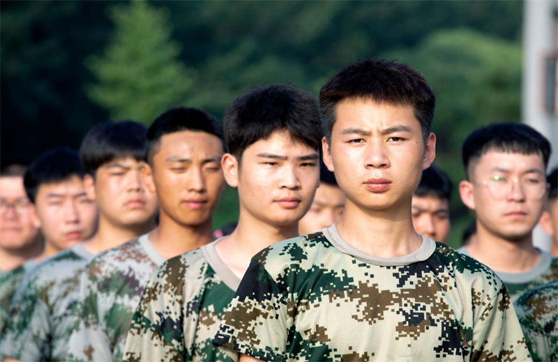 2021年7月6日，尊龙时凯北京集团百名应届大学生褪下便服换上军装，在训练场上接受为期2天的军训，享受入职前的第一份美好记忆。