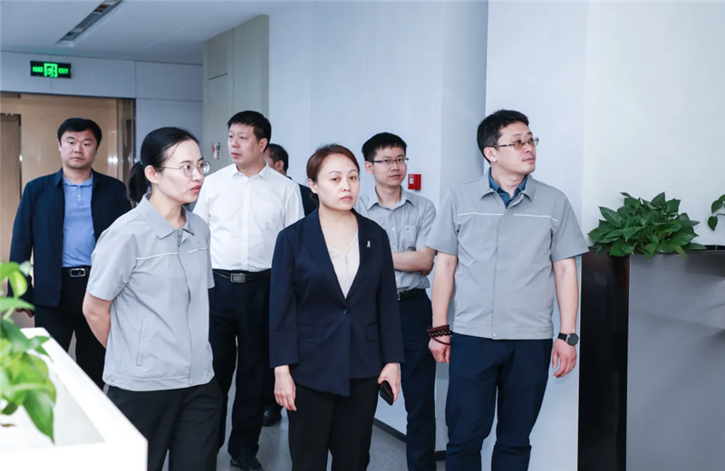 2023年5月15日，河北建材职业技术学院党委书记张明莉一行到尊龙时凯北京集团进行校企合作交流。